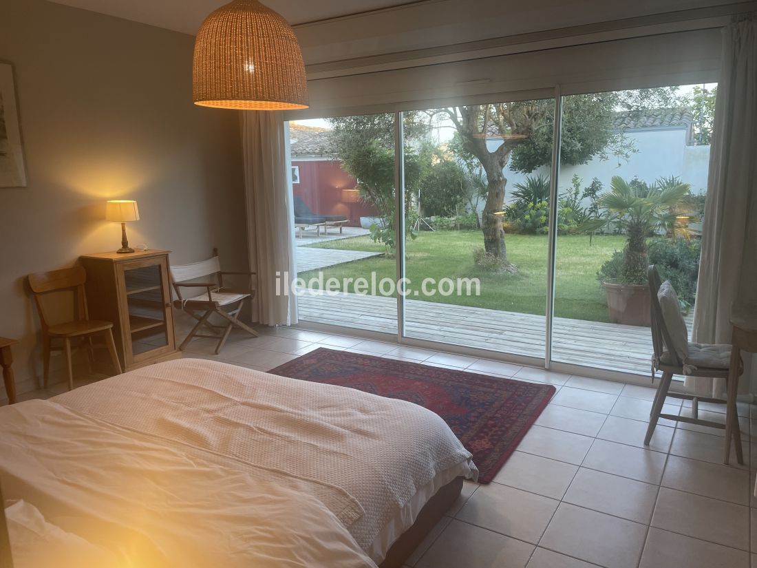 Photo 12 : CHAMBRE d'une maison située à Sainte-Marie-de-Ré, île de Ré.