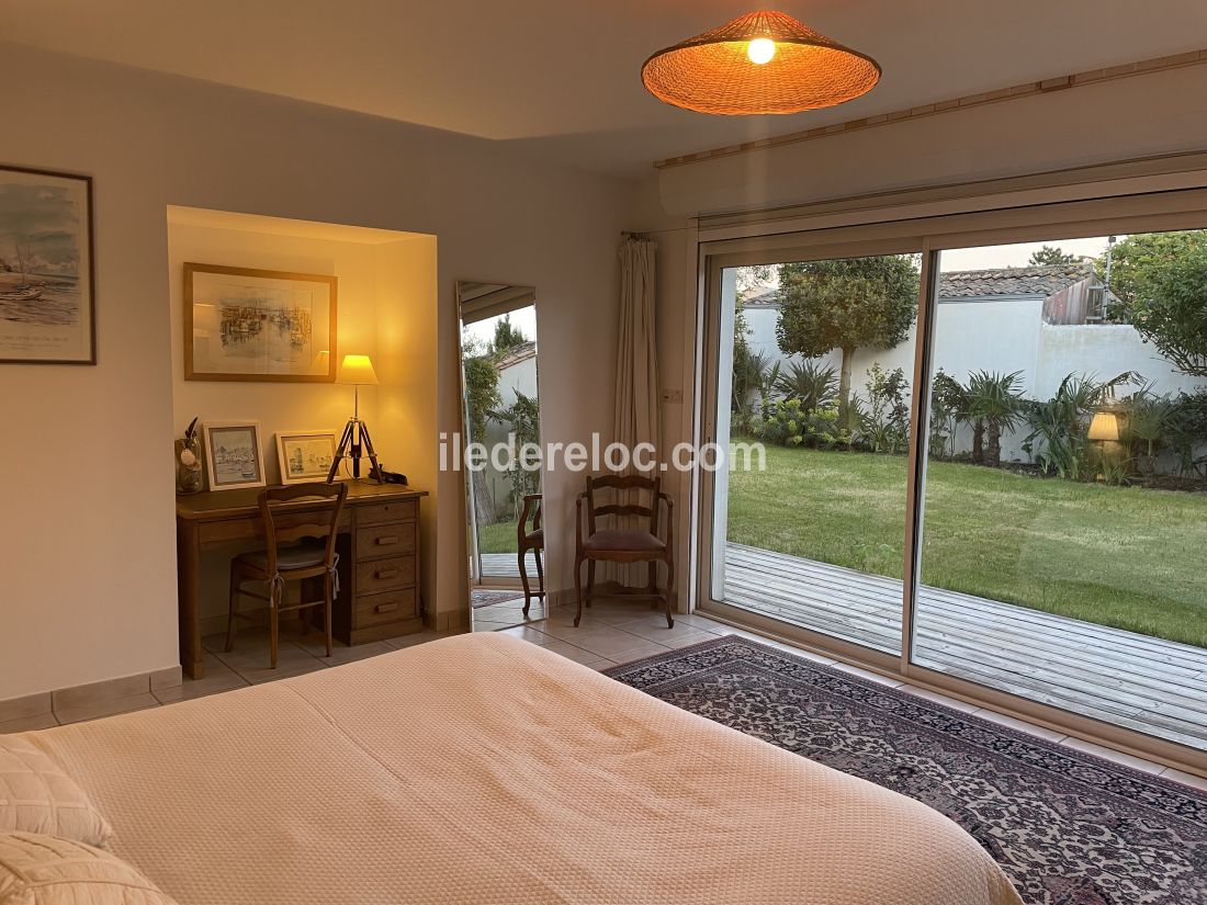 Photo 14 : CHAMBRE d'une maison située à Sainte-Marie-de-Ré, île de Ré.