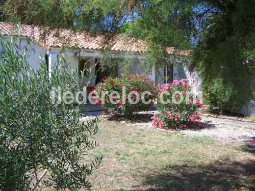 Photo 1 : EXTERIEUR d'une maison située à Les Portes, île de Ré.