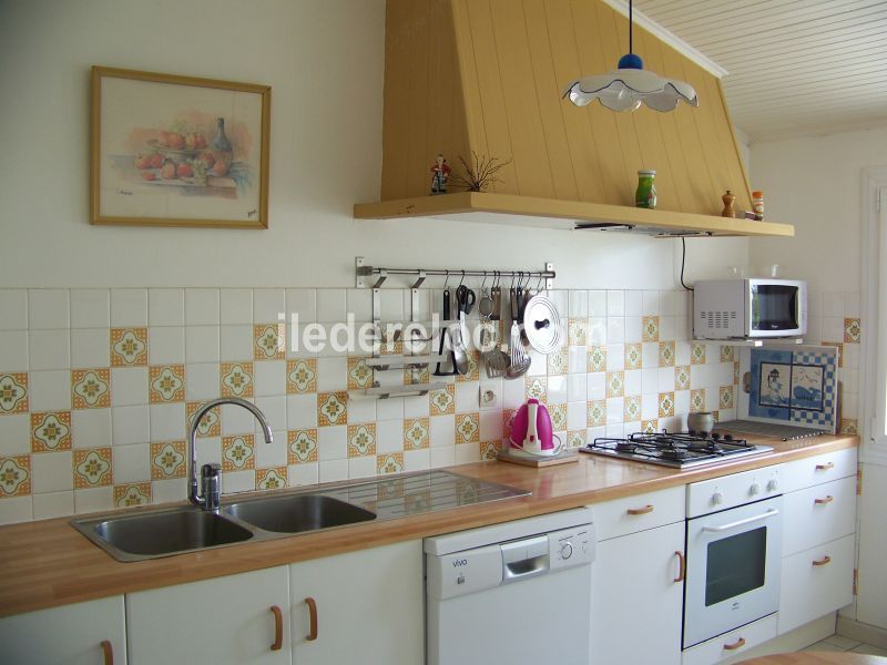 Photo 6 : CUISINE d'une maison située à Les Portes, île de Ré.