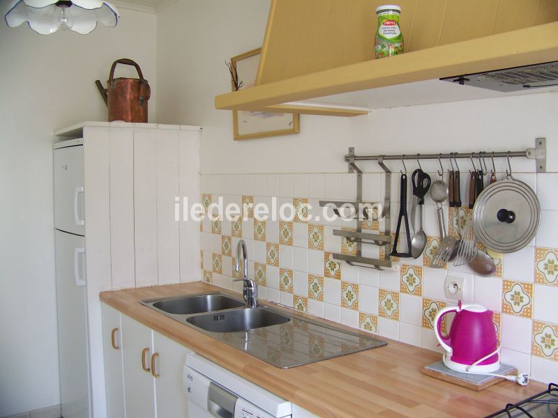 Photo 7 : CUISINE d'une maison située à Les Portes, île de Ré.