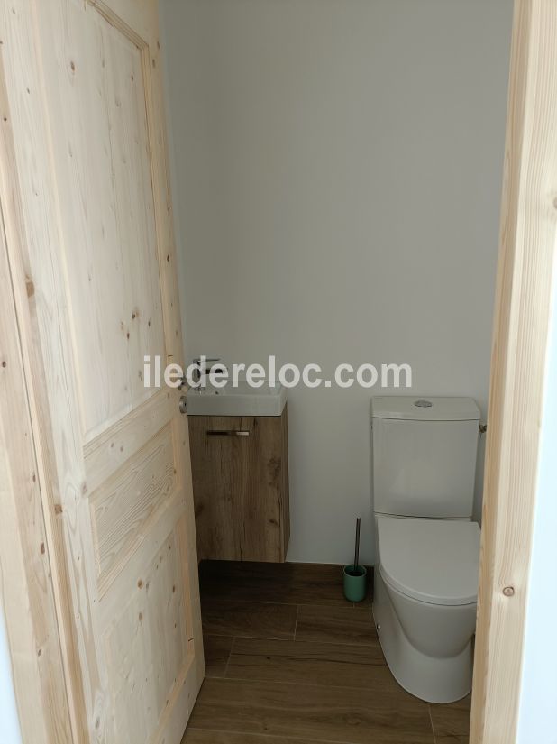 Photo 26 : WC d'une maison située à Le Bois-Plage-en-Ré, île de Ré.