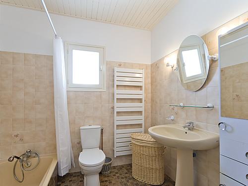 Photo 9 : SALLEDEBAIN d'une maison située à La Flotte-en-Ré, île de Ré.