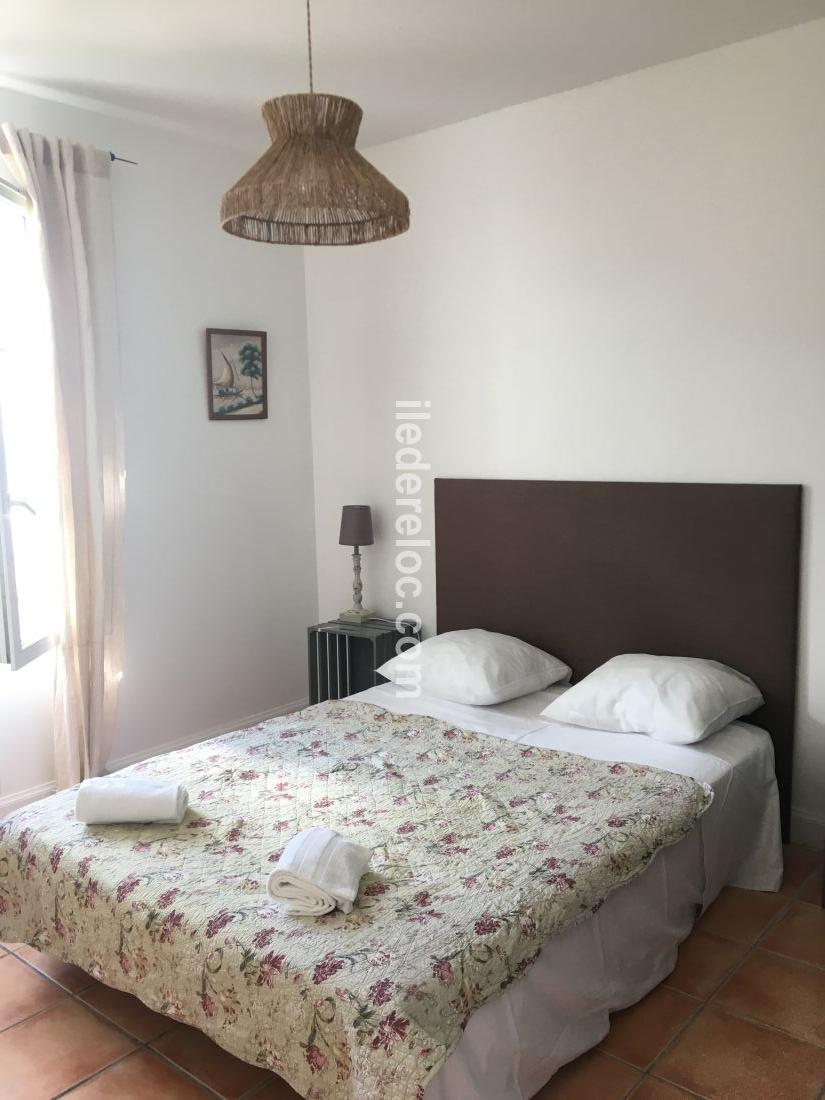 Photo 9 : CHAMBRE d'une maison située à Sainte-Marie-de-Ré, île de Ré.