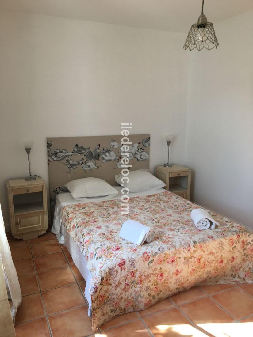 Photo 6 : CHAMBRE d'une maison située à Sainte-Marie-de-Ré, île de Ré.