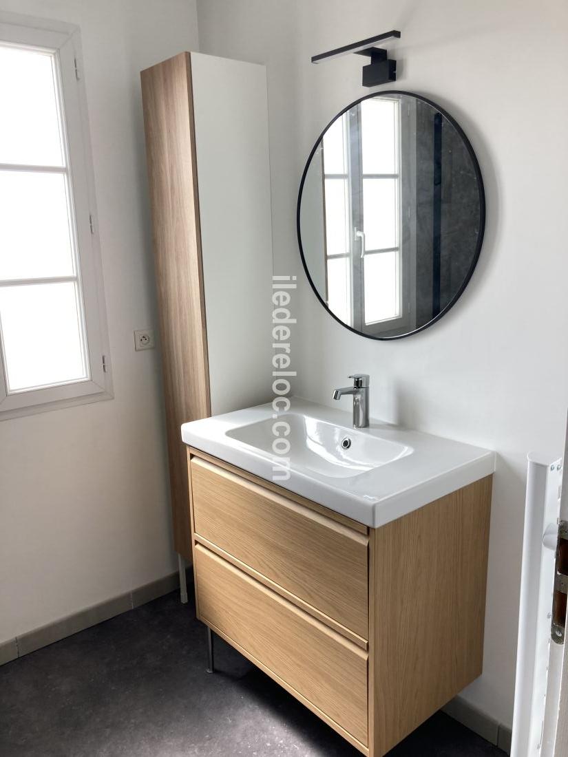 Photo 10 : SALLEDEBAIN d'une maison située à Sainte-Marie-de-Ré, île de Ré.