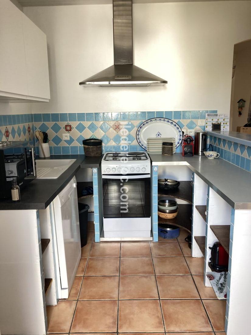 Photo 15 : CUISINE d'une maison située à Sainte-Marie-de-Ré, île de Ré.
