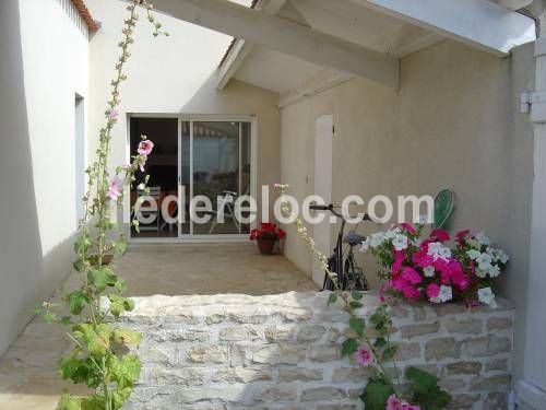 Photo 2 :  d'une maison située à Le Bois-Plage-en-Ré, île de Ré.