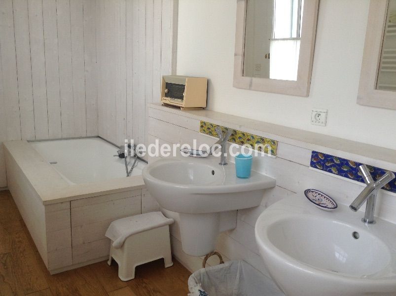 Photo 11 : SALLEDEBAIN d'une maison situ&eacute;e &agrave; Loix, &icirc;le de R&eacute;.