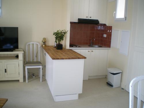 Photo 3 : CUISINE d'une maison située à La Flotte, île de Ré.