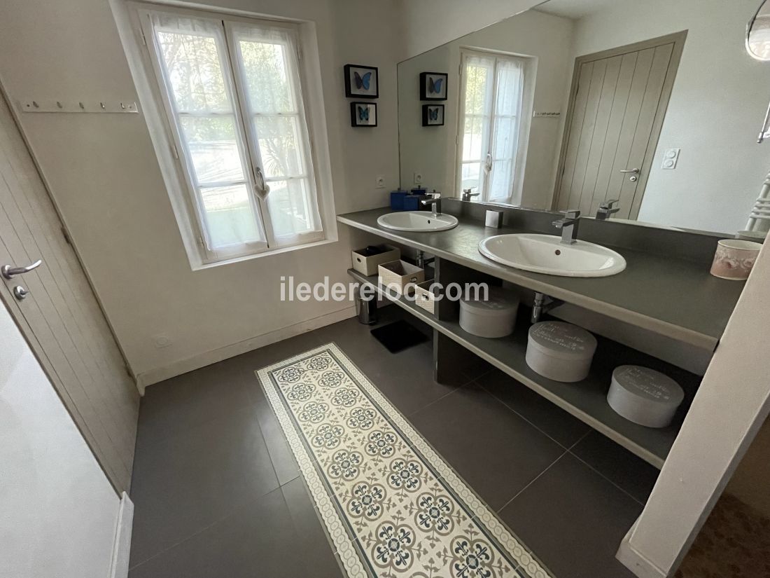 Photo 20 : SALLEDEBAIN d'une maison située à La Couarde-sur-mer, île de Ré.