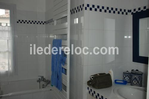 Photo 10 : SALLEDEBAIN d'une maison située à Loix, île de Ré.