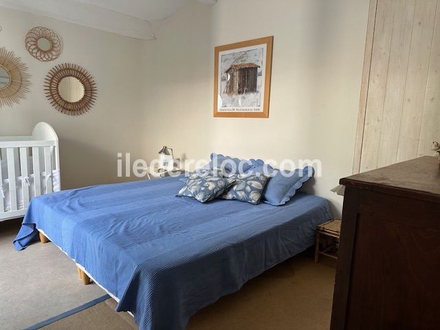 Photo 8 : CHAMBRE d'une maison située à Loix, île de Ré.
