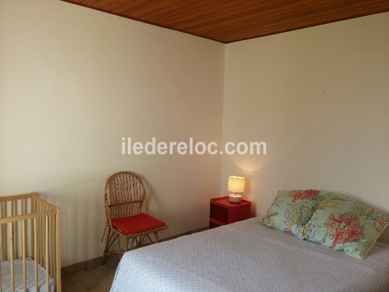 Photo 13 : CHAMBRE d'une maison située à Loix, île de Ré.