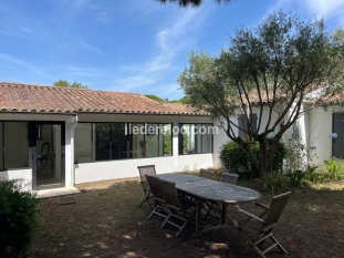 Ile de Ré:Trousse chemise, agreable maison close avec piscine chauffee, mer a 200 m, golf