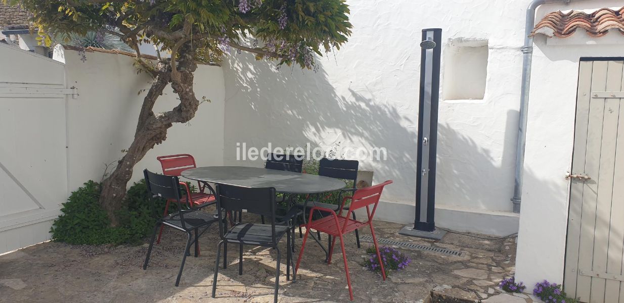 Photo 2 : TERRASSE d'une maison située à Les Portes-en-Ré, île de Ré.