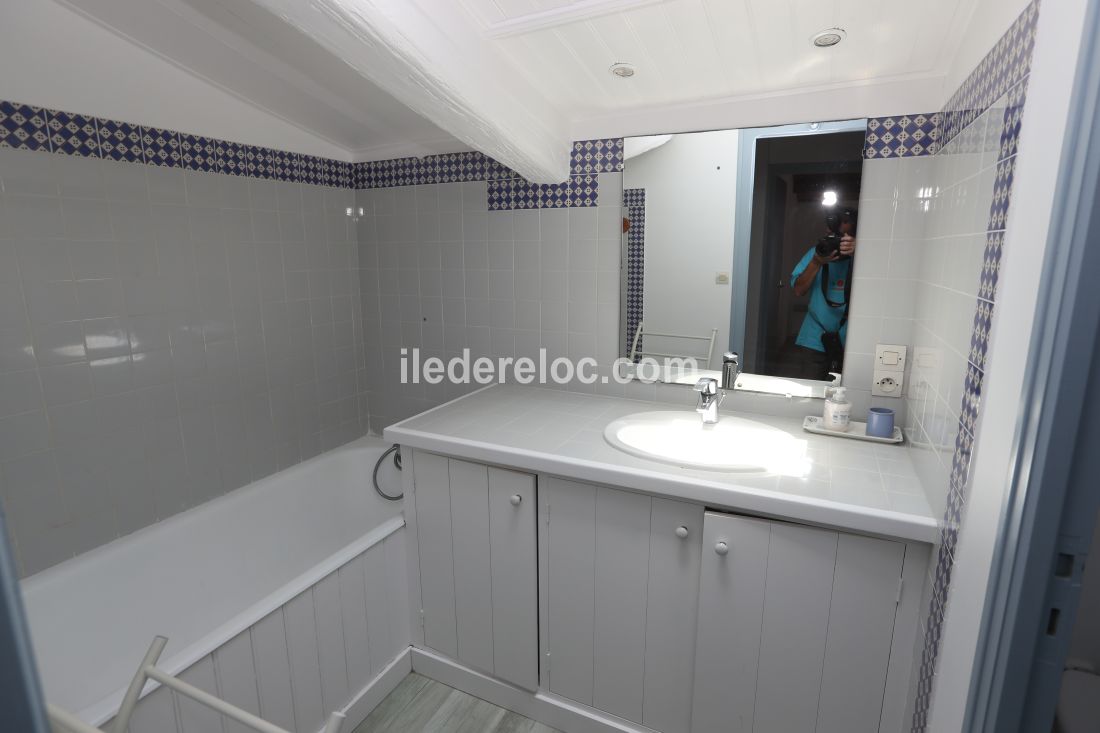 Photo 12 : SALLEDEBAIN d'une maison située à Les Portes-en-Ré, île de Ré.