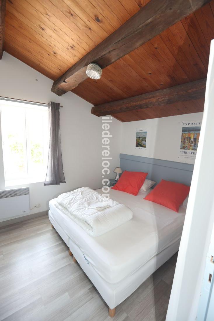 Photo 13 : CHAMBRE d'une maison située à Les Portes-en-Ré, île de Ré.