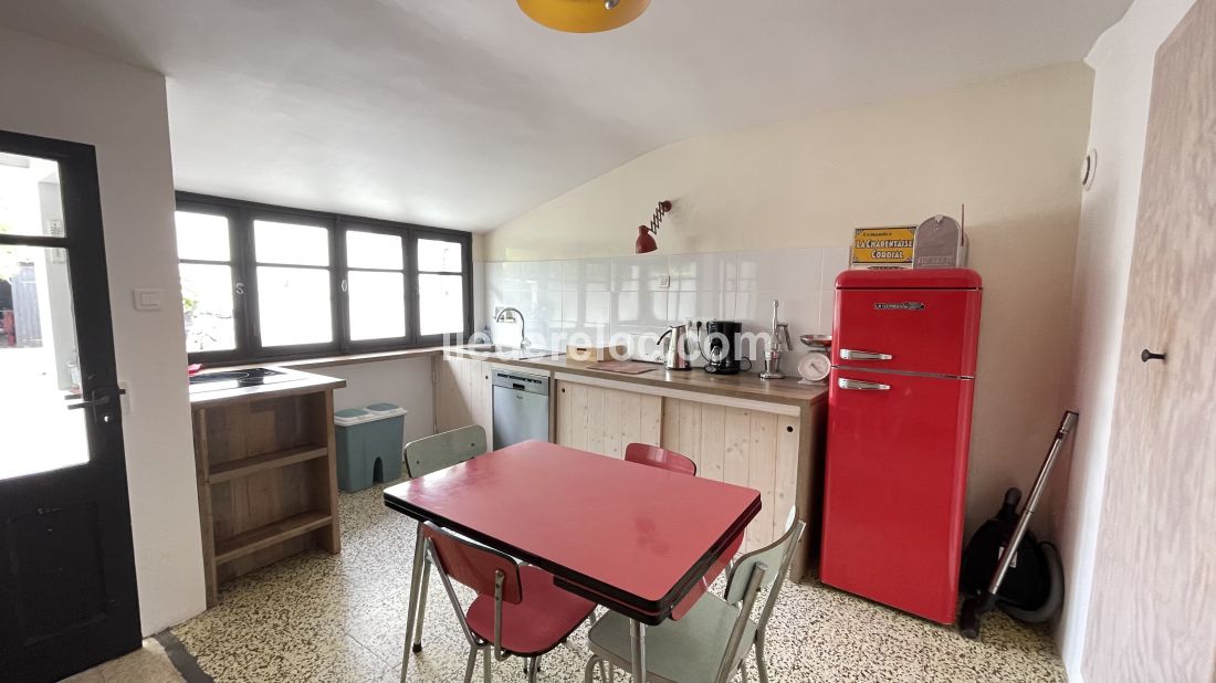 Photo 6 : CUISINE d'une maison située à Loix, île de Ré.