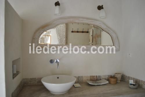 Photo 23 : SALLEDEBAIN d'une maison située à Les Portes-en-Ré, île de Ré.