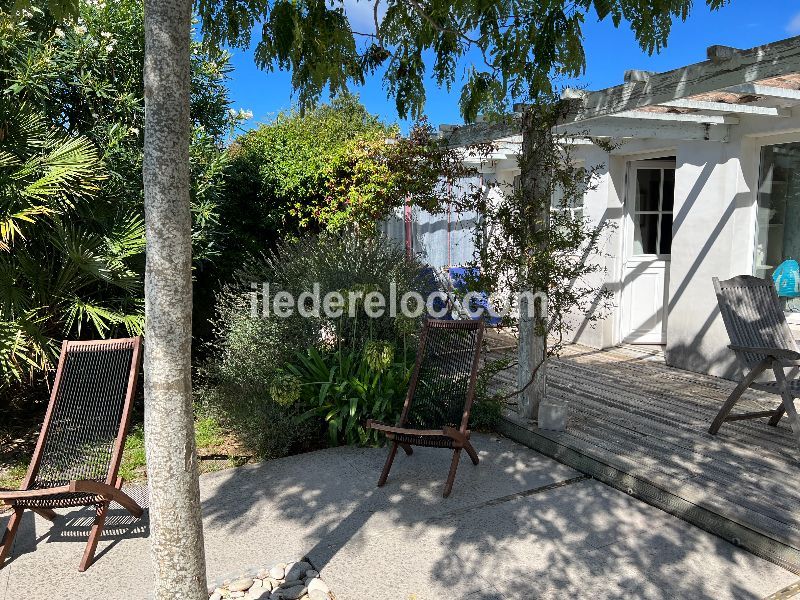 Photo 2 : EXTERIEUR d'une maison située à Les Portes-en-Ré, île de Ré.