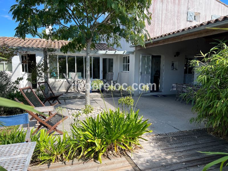 Photo 1 : EXTERIEUR d'une maison située à Les Portes-en-Ré, île de Ré.