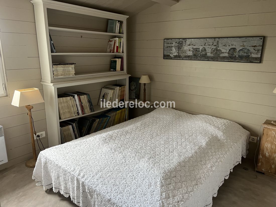 Photo 28 : CHAMBRE d'une maison située à Les Portes-en-Ré, île de Ré.