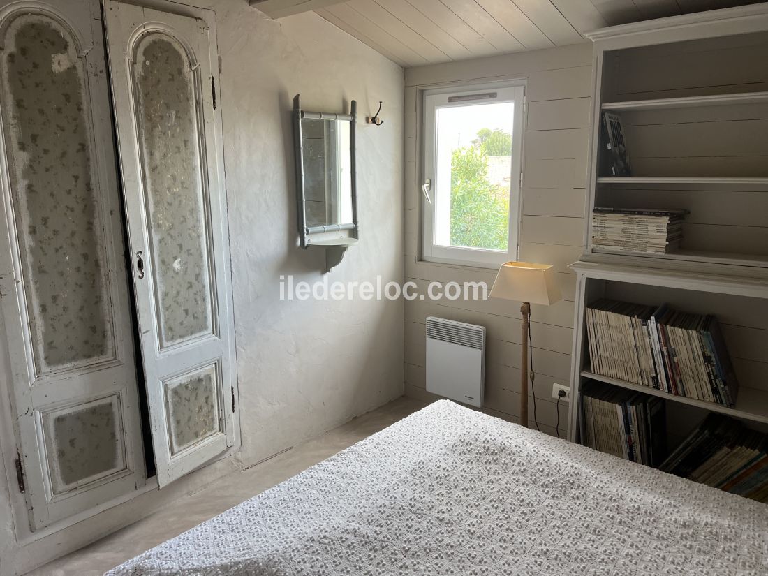 Photo 27 : CHAMBRE d'une maison située à Les Portes-en-Ré, île de Ré.