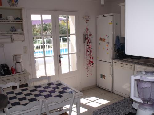 Photo 20 : CUISINE d'une maison située à La Flotte, île de Ré.