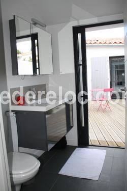 Photo 16 : SALLEDEBAIN d'une maison située à Le Bois-Plage-en-Ré, île de Ré.