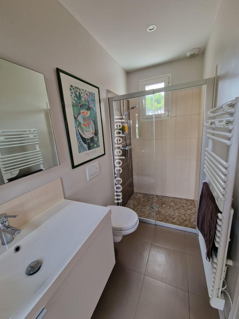 Photo 26 : SALLEDEBAIN d'une maison située à Le Bois-Plage-en-Ré, île de Ré.