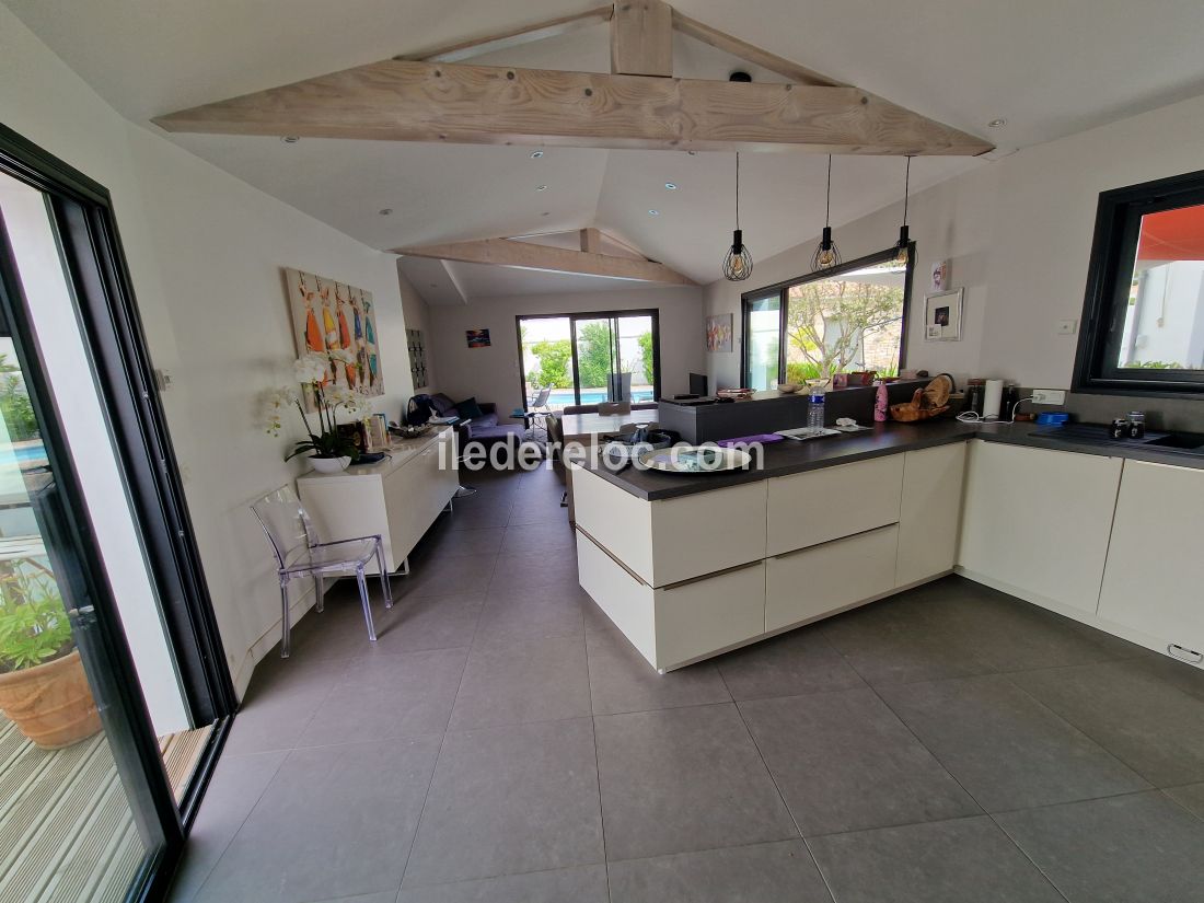 Photo 12 : CUISINE d'une maison située à Le Bois-Plage-en-Ré, île de Ré.