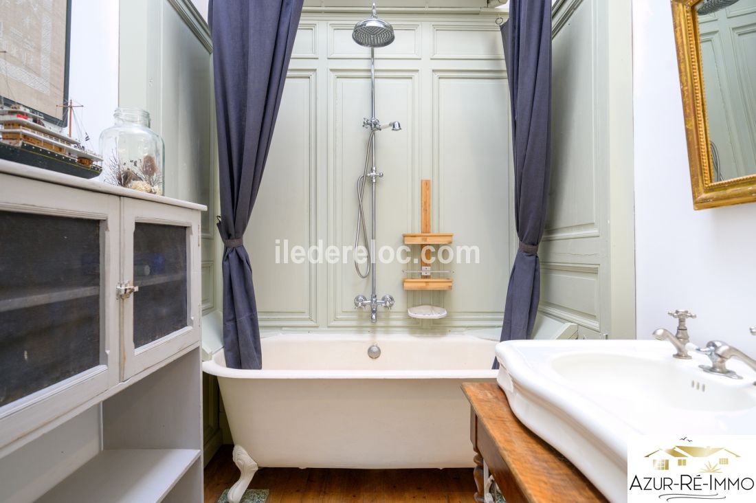Photo 19 : SALLEDEBAIN d'une maison situ&eacute;e &agrave; Le Bois-Plage-en-R&eacute;, &icirc;le de R&eacute;.