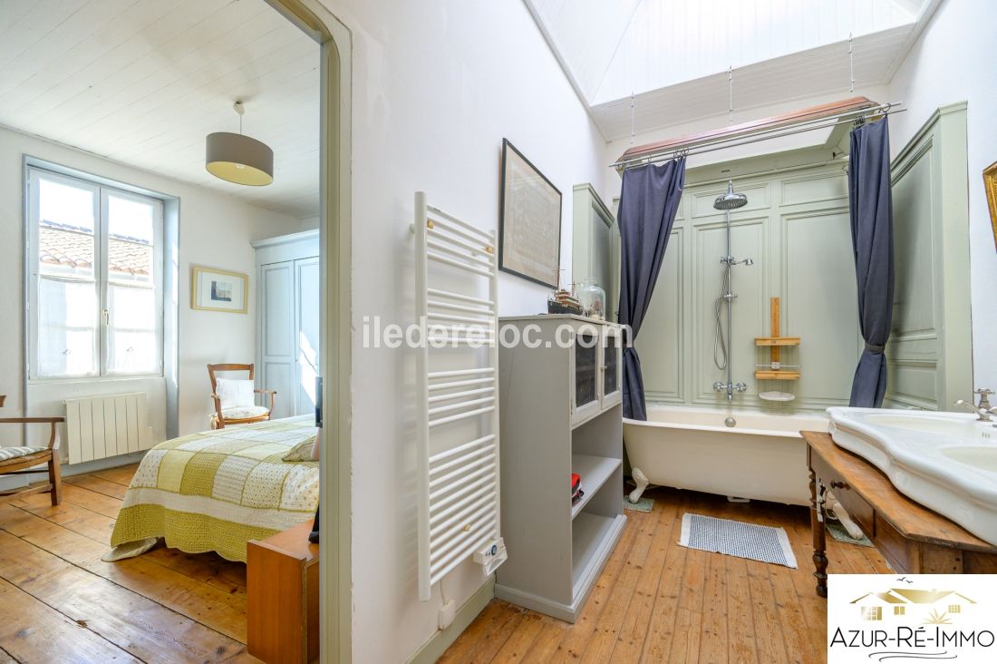 Photo 18 : SALLEDEBAIN d'une maison situ&eacute;e &agrave; Le Bois-Plage-en-R&eacute;, &icirc;le de R&eacute;.