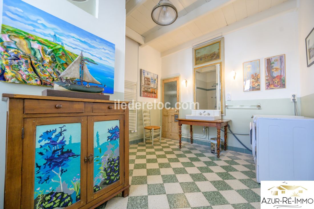 Photo 8 : SALLEDEBAIN d'une maison situ&eacute;e &agrave; Le Bois-Plage-en-R&eacute;, &icirc;le de R&eacute;.