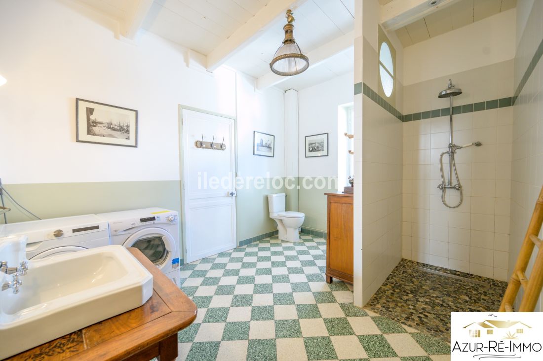 Photo 7 : SALLEDEBAIN d'une maison situ&eacute;e &agrave; Le Bois-Plage-en-R&eacute;, &icirc;le de R&eacute;.