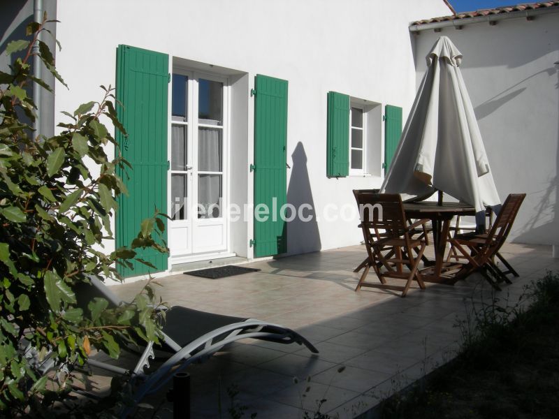 Photo 2 : TERRASSE d'une maison située à Le Bois-Plage-en-Ré, île de Ré.