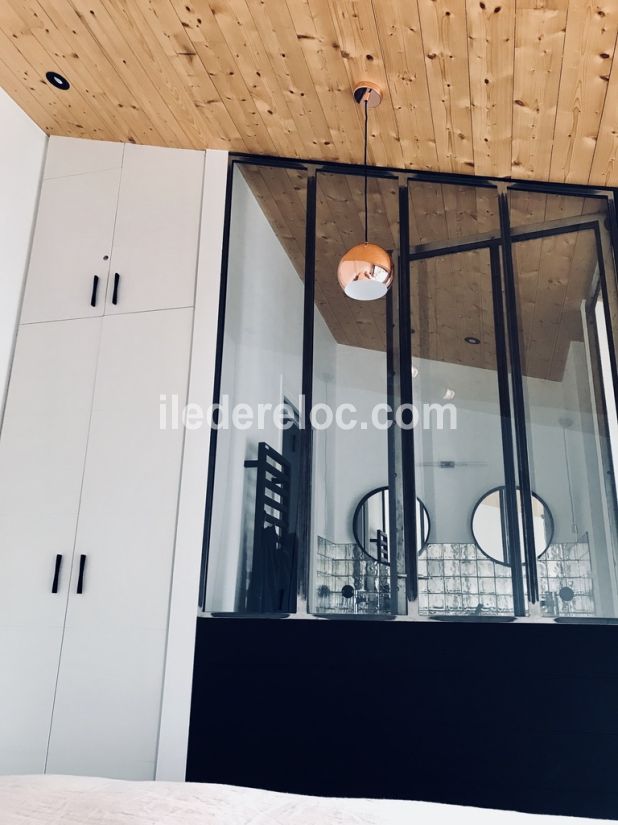 Photo 29 : CHAMBRE d'une maison situ&eacute;e &agrave; Ars en R&eacute;, &icirc;le de R&eacute;.