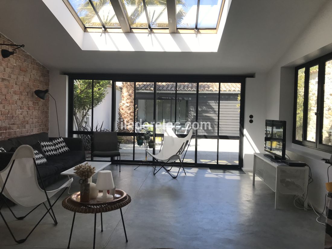 Photo 5 : SEJOUR d'une maison situ&eacute;e &agrave; Ars en R&eacute;, &icirc;le de R&eacute;.