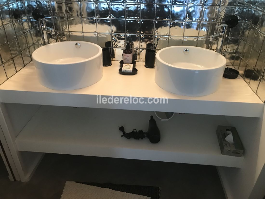 Photo 30 : SALLEDEBAIN d'une maison situ&eacute;e &agrave; Ars en R&eacute;, &icirc;le de R&eacute;.