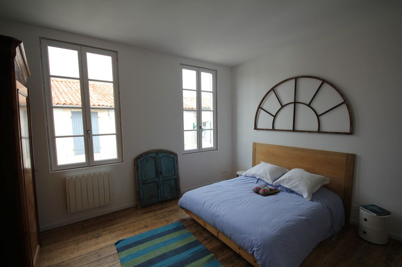 Photo 18 : CHAMBRE d'une maison située à Ars en Ré, île de Ré.