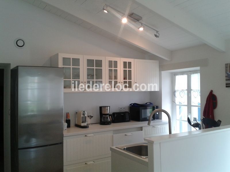 Photo 13 : CUISINE d'une maison située à La Couarde-sur-mer, île de Ré.