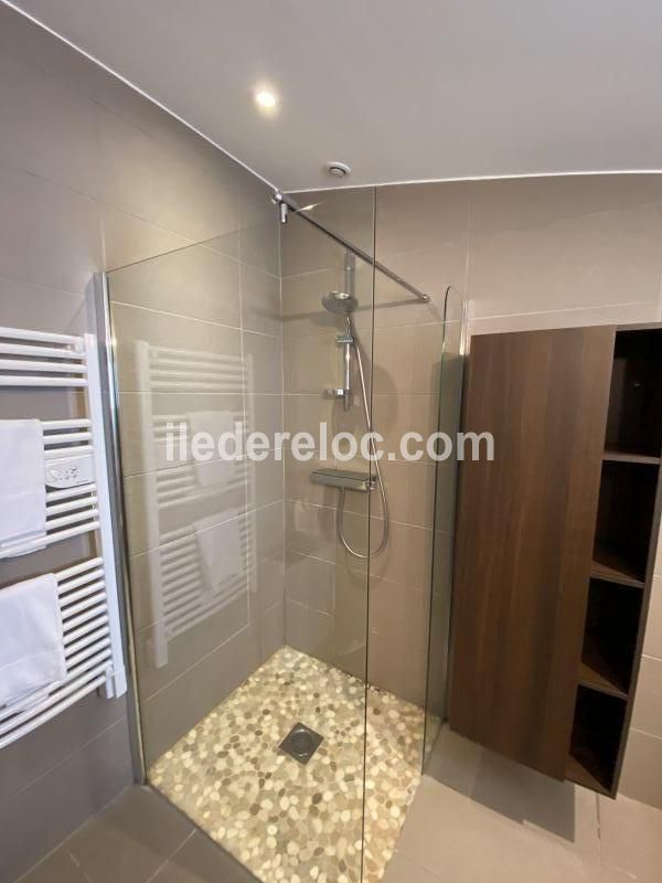 Photo 17 : SALLEDEBAIN d'une maison située à La Couarde-sur-mer, île de Ré.