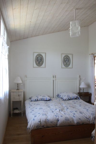 Photo 5 : CHAMBRE d'une maison située à Loix, île de Ré.