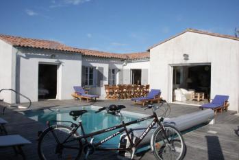 Ile de Ré:Grande maison avec piscine chauffée loix