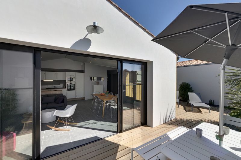 Photo 20 : TERRASSE d'une maison située à Le Bois-Plage-en-Ré, île de Ré.