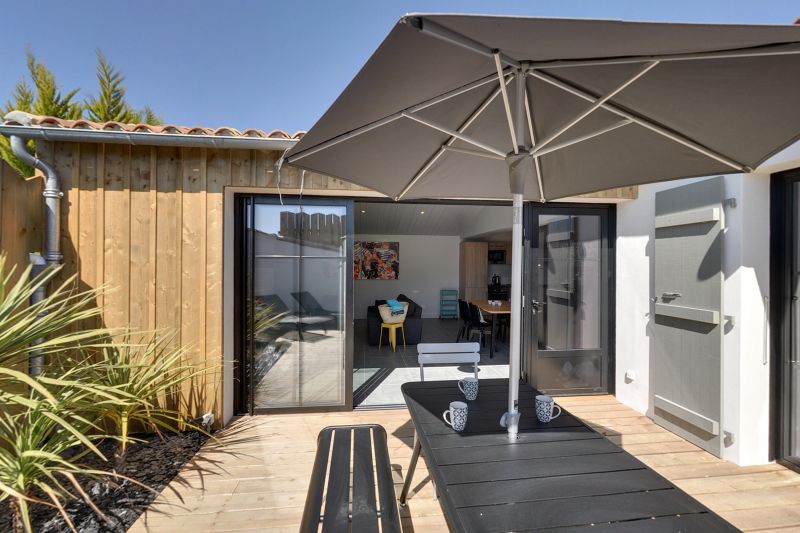 Photo 2 : TERRASSE d'une maison située à Le Bois-Plage-en-Ré, île de Ré.