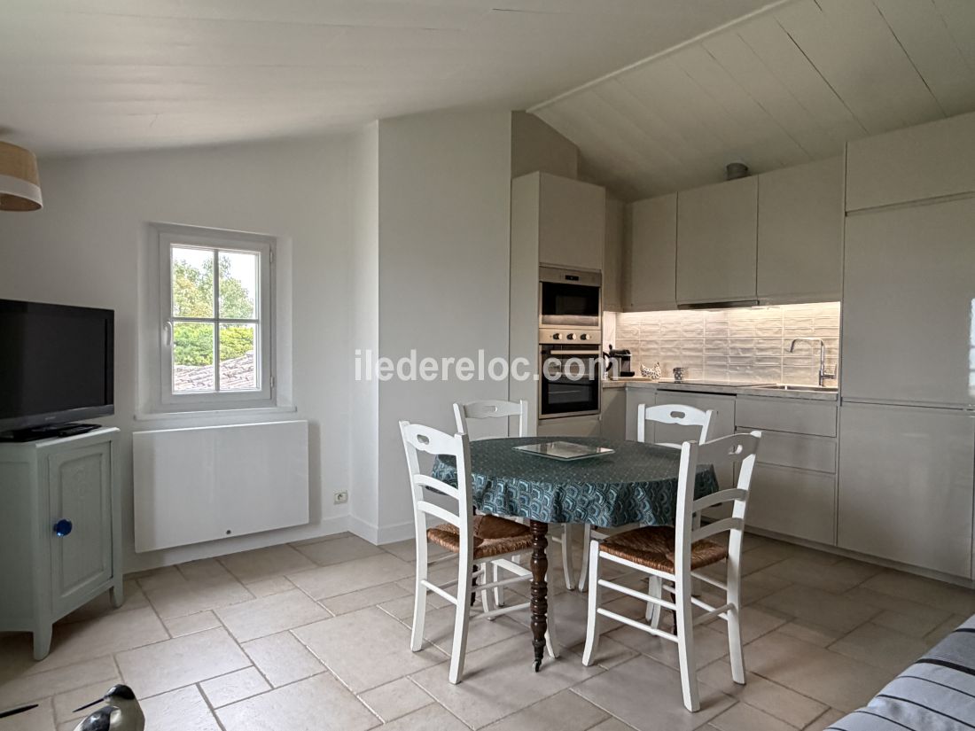 Photo 4 : CUISINE d'une maison situ&eacute;e &agrave; La Flotte-en-R&eacute;, &icirc;le de R&eacute;.