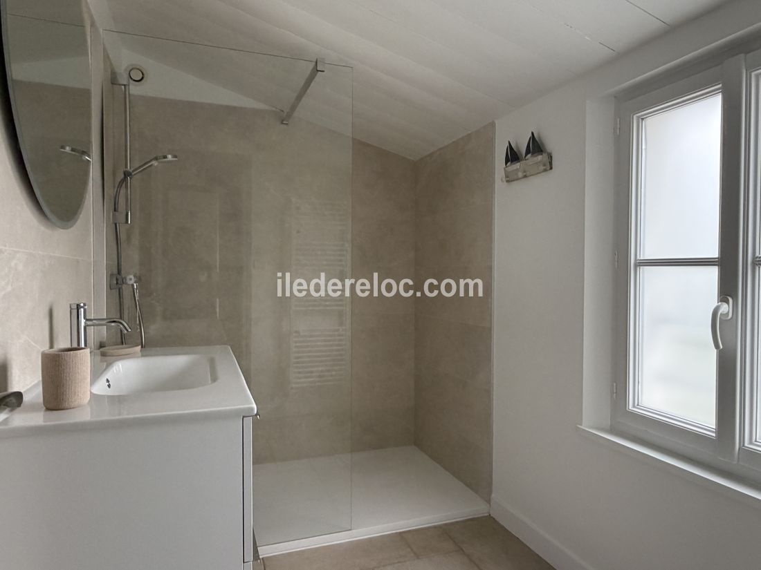 Photo 8 : SALLEDEBAIN d'une maison situ&eacute;e &agrave; La Flotte-en-R&eacute;, &icirc;le de R&eacute;.