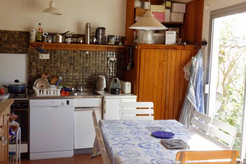 Photo 8 : CUISINE d'une maison située à Les Portes-en-Ré, île de Ré.